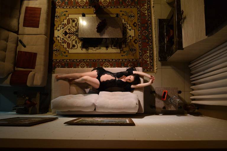 Ensaio gestante em casa no sofá, pelo melhor fotógrafo de Curitiba e Campo Largo, Michel Druziki.