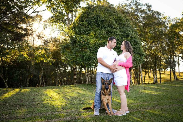 Ensaio gestante no campo, com o marido e o cachorro pelo melhor fotógrafo de Curitiba e Campo Largo, Michel Druziki.