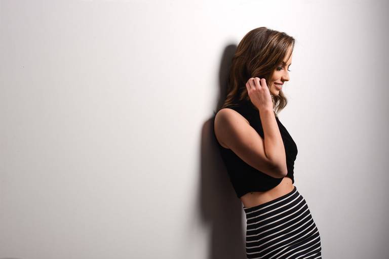 Michel druziki melhor fotografo de curitiba e campo largo ensaio estúdio mulher encostada na parede