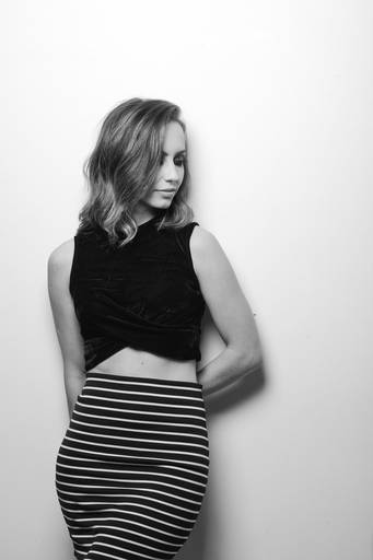 Michel druziki melhor fotografo de curitiba e campo largo ensaio estúdio encostada na parede 