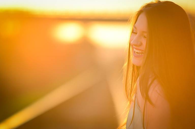 aniversário 15 anos ensaio menina bonita melhor fotografo de evento melhor fotografo de ensaio curitiba campo largo brasil fotografia menina 15 anos menina sorrindo no por do sol amarelo 