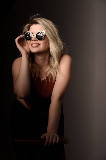 Ensaio sensual em estúdio fotografado pelo melhor fotógrafo de Curitiba e Campo Largo, Michel Druziki. Óculos conceitual