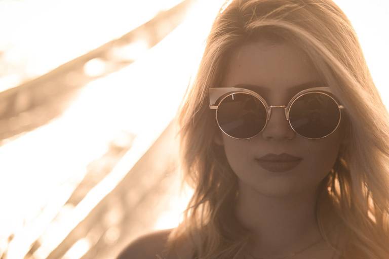 Ensaio sensual em estúdio fotografado pelo melhor fotógrafo de Curitiba e Campo Largo, Michel Druziki. Óculos de sol