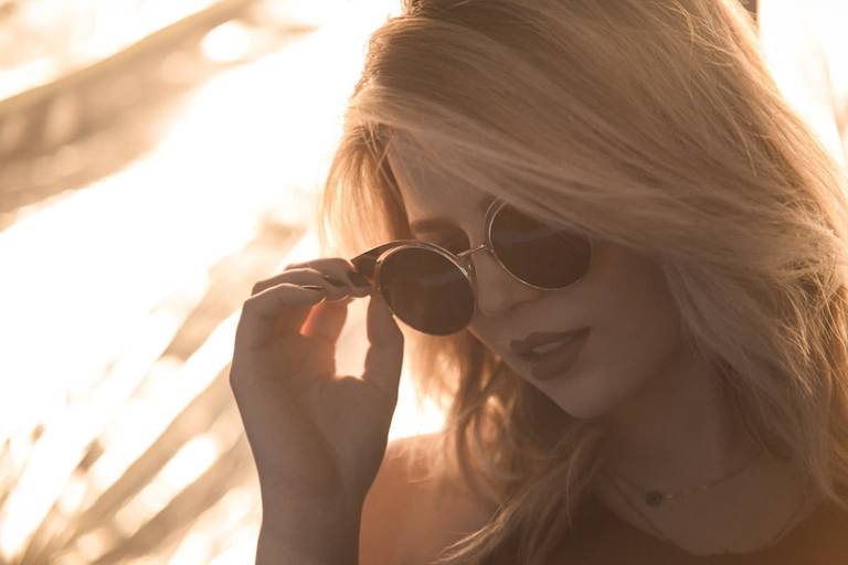 Ensaio sensual em estúdio fotografado pelo melhor fotógrafo de Curitiba e Campo Largo, Michel Druziki. Óculos de sol