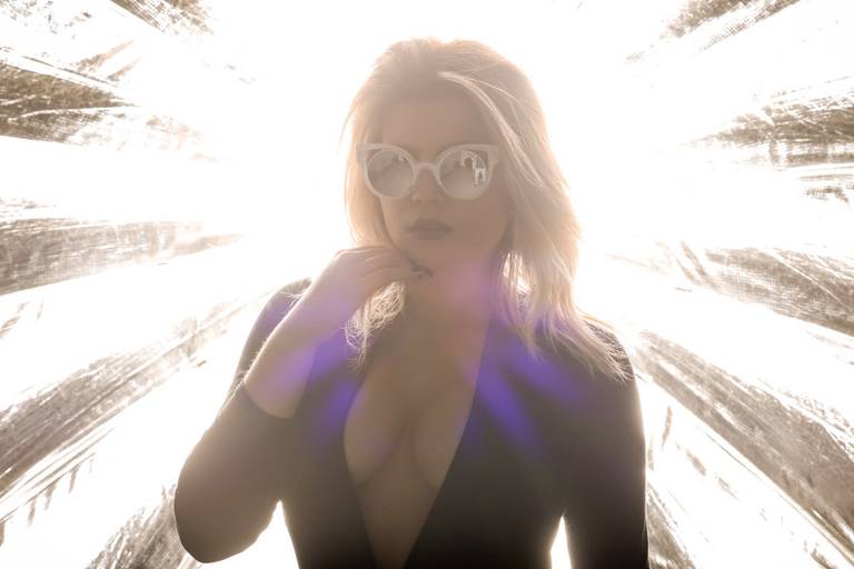 Ensaio sensual em estúdio fotografado pelo melhor fotógrafo de Curitiba e Campo Largo, Michel Druziki. Óculos espelhado conceitual