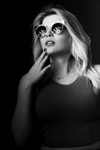 Ensaio sensual em estúdio fotografado pelo melhor fotógrafo de Curitiba e Campo Largo, Michel Druziki. Óculos conceitual