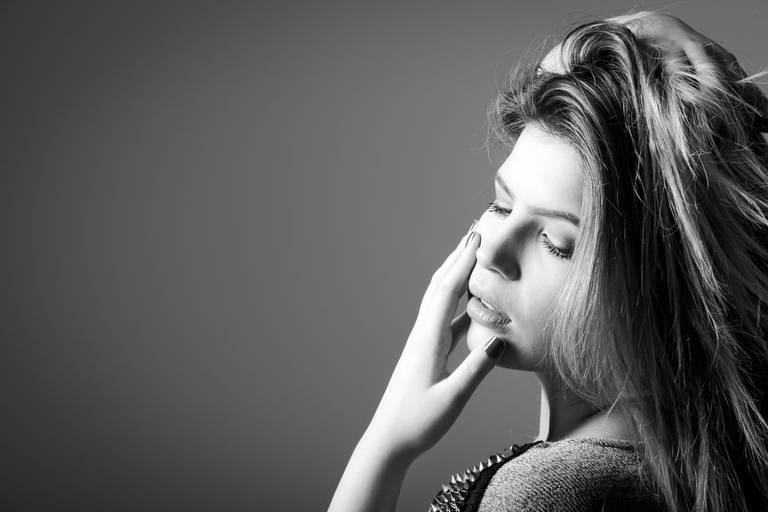 Michel Druziki melhor fotógrafo de estúdio de Campo Largo e Curitiba. Ensaio sensual estúdio Ju Arcangelo em preto e branco
