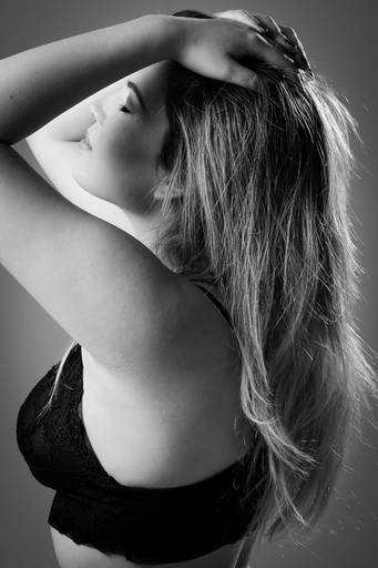 Michel Druziki melhor fotógrafo de estúdio de Campo Largo e Curitiba. Ensaio sensual estúdio Ju Arcangelo em preto e branco