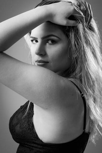 Michel Druziki melhor fotógrafo de estúdio de Campo Largo e Curitiba. Ensaio sensual estúdio Ju Arcangelo em preto e branco