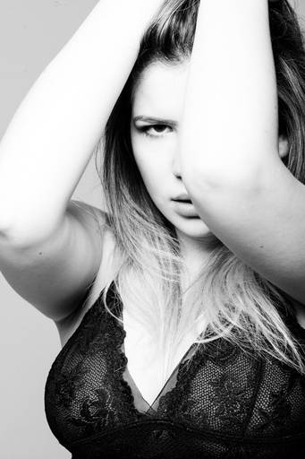 Michel Druziki melhor fotógrafo de estúdio de Campo Largo e Curitiba. Ensaio sensual estúdio Ju Arcangelo em preto e branco