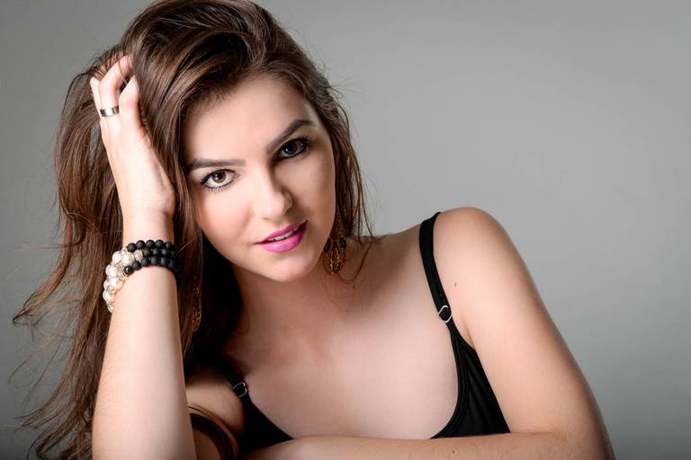 Ensaio feminino conceitual em estúdio fotografado pelo melhor fotógrafo de Curitiba e Campo Largo, Michel Druziki. 