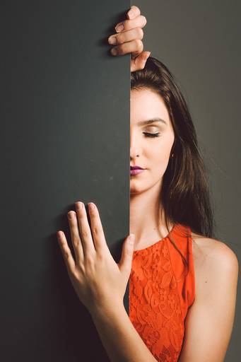 Ensaio feminino conceitual em estúdio fotografado pelo melhor fotógrafo de Curitiba e Campo Largo, Michel Druziki. Vestido vermelho