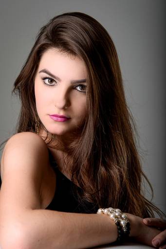 Ensaio feminino conceitual em estúdio fotografado pelo melhor fotógrafo de Curitiba e Campo Largo, Michel Druziki. Batom rosa