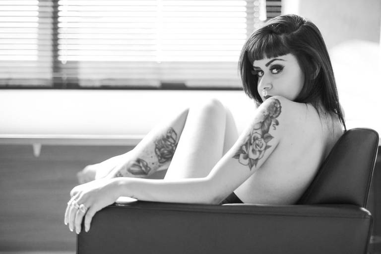 Michel druziki melhor fotografo de curitiba e campo largo ensaio estúdio sensual mulher tatuagem no sofá
