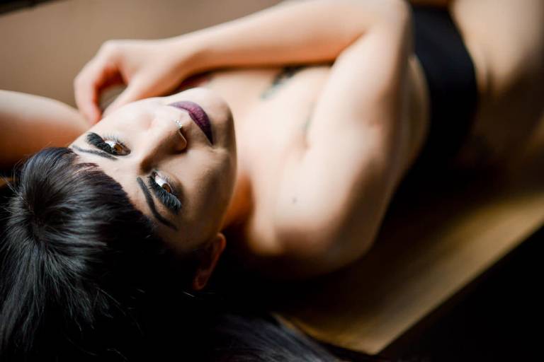 Michel druziki melhor fotografo de curitiba e campo largo ensaio estúdio sensual mulher tatuagem deitada na mesa