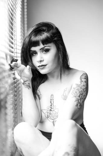 Michel druziki melhor fotografo de curitiba e campo largo ensaio estúdio sensual mulher tatuagem olhando na janela