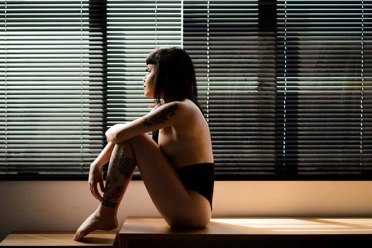 Michel druziki melhor fotografo de curitiba e campo largo ensaio estúdio sensual mulher tatuagem sentada na mesa