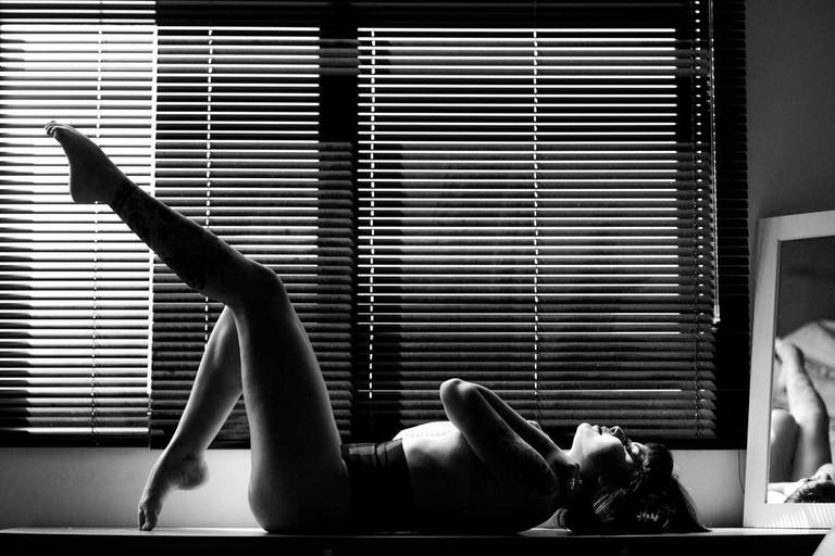 Michel druziki melhor fotografo de curitiba e campo largo ensaio estúdio sensual mulher tatuagem deitada na mesa