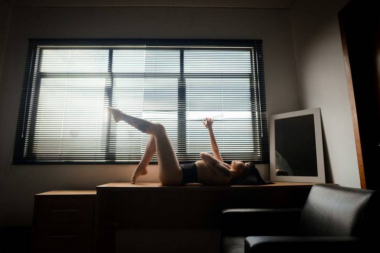 Michel druziki melhor fotografo de curitiba e campo largo ensaio estúdio sensual mulher tatuagem deitada na mesa