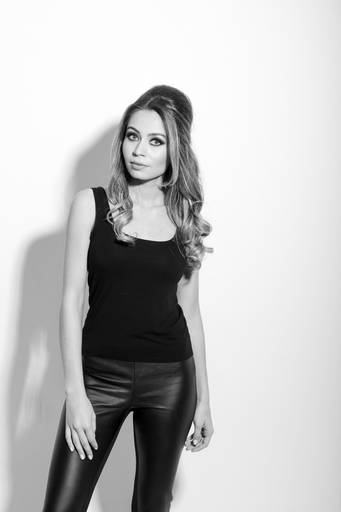 Ensaio feminino Mayara Gruba em estúdio fotografado pelo melhor fotógrafo de Curitiba e Campo Largo, Michel Druziki. 