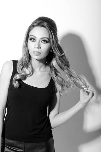 Ensaio feminino Mayara Gruba em estúdio fotografado pelo melhor fotógrafo de Curitiba e Campo Largo, Michel Druziki. 