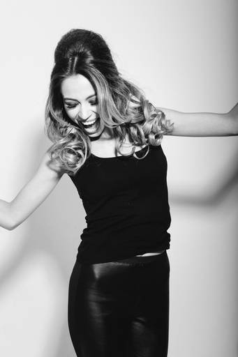 Ensaio feminino Mayara Gruba em estúdio fotografado pelo melhor fotógrafo de Curitiba e Campo Largo, Michel Druziki. 