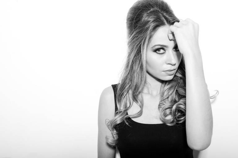 Ensaio feminino Mayara Gruba em estúdio fotografado pelo melhor fotógrafo de Curitiba e Campo Largo, Michel Druziki. 