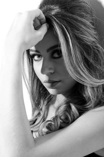 Ensaio feminino Mayara Gruba em estúdio fotografado pelo melhor fotógrafo de Curitiba e Campo Largo, Michel Druziki. 