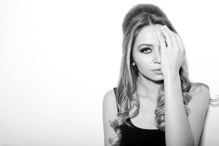 Ensaio feminino Mayara Gruba em estúdio fotografado pelo melhor fotógrafo de Curitiba e Campo Largo, Michel Druziki. 