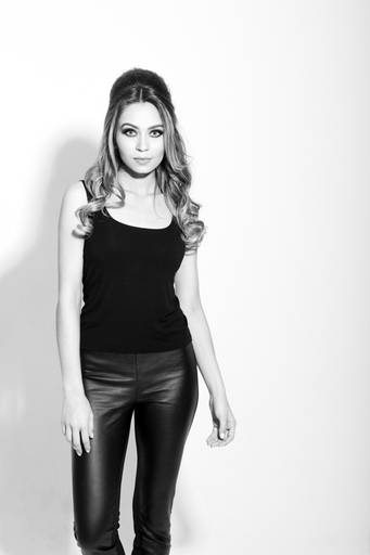 Ensaio feminino Mayara Gruba em estúdio fotografado pelo melhor fotógrafo de Curitiba e Campo Largo, Michel Druziki. 