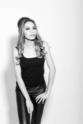 Ensaio feminino Mayara Gruba em estúdio fotografado pelo melhor fotógrafo de Curitiba e Campo Largo, Michel Druziki. 