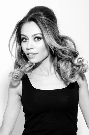 Ensaio feminino Mayara Gruba em estúdio fotografado pelo melhor fotógrafo de Curitiba e Campo Largo, Michel Druziki. 