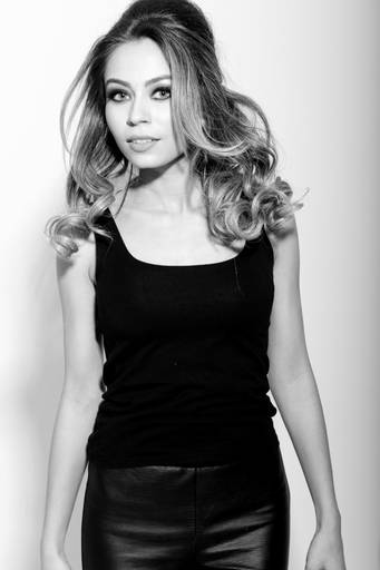 Ensaio feminino Mayara Gruba em estúdio fotografado pelo melhor fotógrafo de Curitiba e Campo Largo, Michel Druziki. 