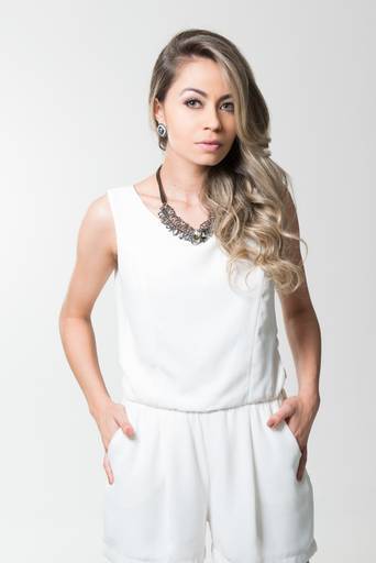 Ensaio feminino Mayara Gruba em estúdio fotografado pelo melhor fotógrafo de Curitiba e Campo Largo, Michel Druziki. 