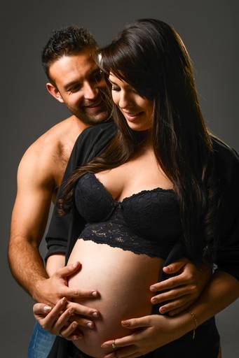 Ensaio gestante em estúdio Mayara Kroetz com o marido em Campo Largo, pelo melhor fotógrafo de Curitiba e região, Michel Druziki.