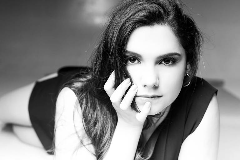 Ensaio feminino em estúdio  fotografado pelo melhor fotógrafo de Curitiba e Campo Largo, Michel Druziki. 