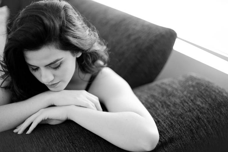 Michel druziki melhor fotografo de curitiba e campo largo ensaio lifestyle deitada no sofá