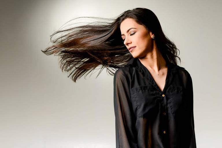 Michel druziki melhor fotografo de curitiba e campo largo ensaio estúdio sensual feminino mulher jogando o cabelo