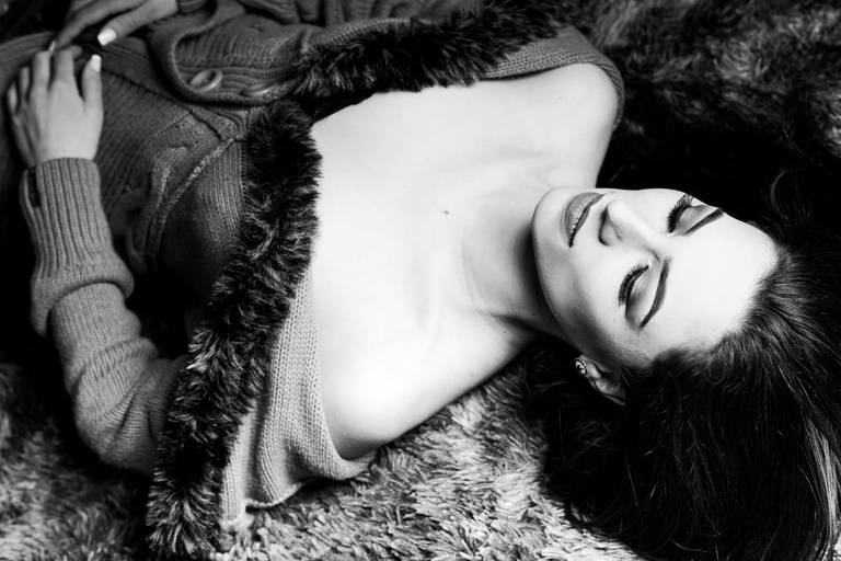 Michel druziki melhor fotografo de curitiba e campo largo ensaio estúdio sensual feminino mulher deitada no tapete 