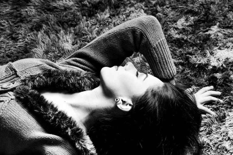 Michel druziki melhor fotografo de curitiba e campo largo ensaio estúdio sensual feminino mulher deitada no tapete 