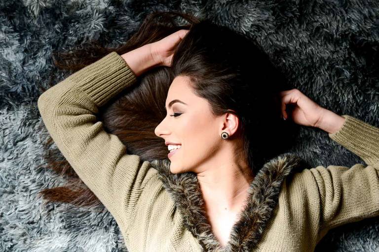 Michel druziki melhor fotografo de curitiba e campo largo ensaio estúdio sensual feminino mulher deitada no tapete