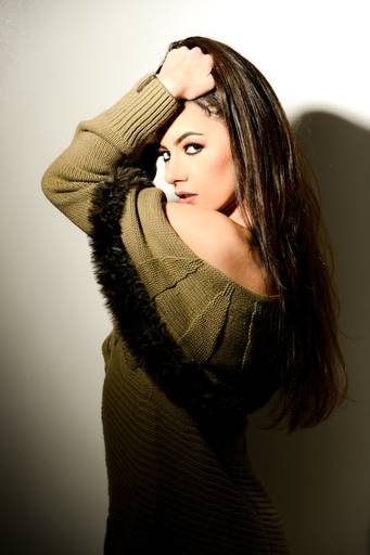 Michel druziki melhor fotografo de curitiba e campo largo ensaio estúdio sensual feminino mulher segurando o cabeloMichel druziki melhor fotografo de curitiba e campo largo ensaio estúdio sensual feminino 