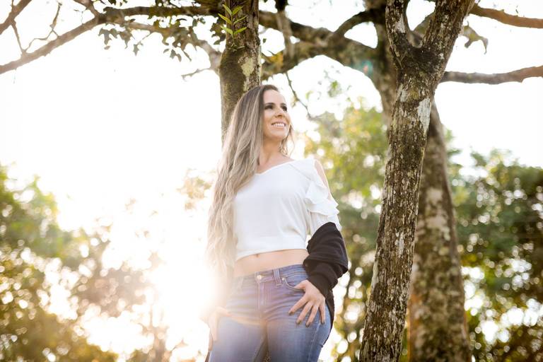 Ensaio feminino no campo, fotografado pelo melhor fotógrafo de Curitiba e Campo Largo, Michel Druziki.