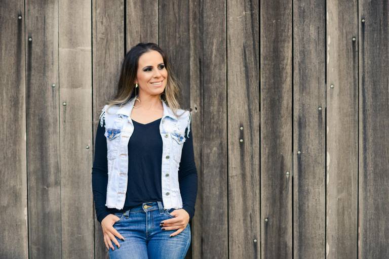 Ensaio feminino no campo, fotografado pelo melhor fotógrafo de Curitiba e Campo Largo, Michel Druziki.
