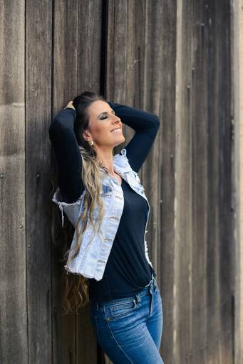 Ensaio feminino no campo, fotografado pelo melhor fotógrafo de Curitiba e Campo Largo, Michel Druziki.