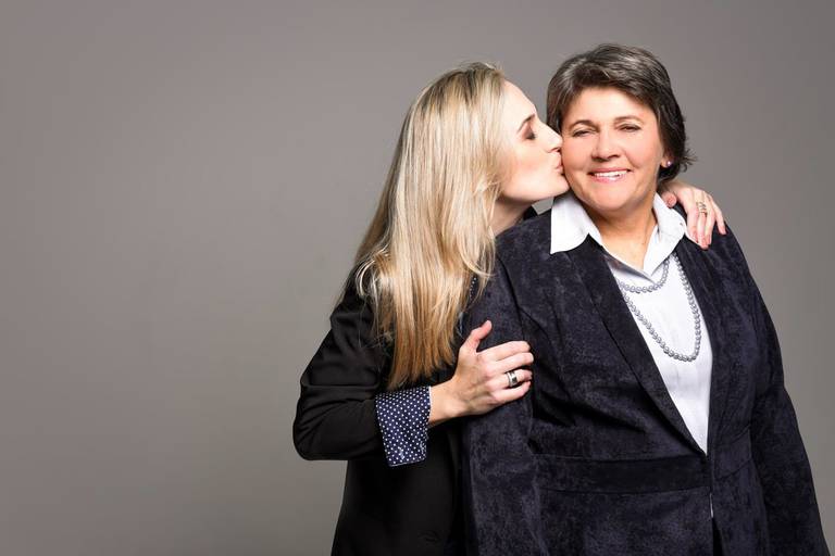 Família feliz Bergmann fotografada em estúdio pelo melhor fotógrafo de Curitiba e Campo Largo, Michel Druziki.