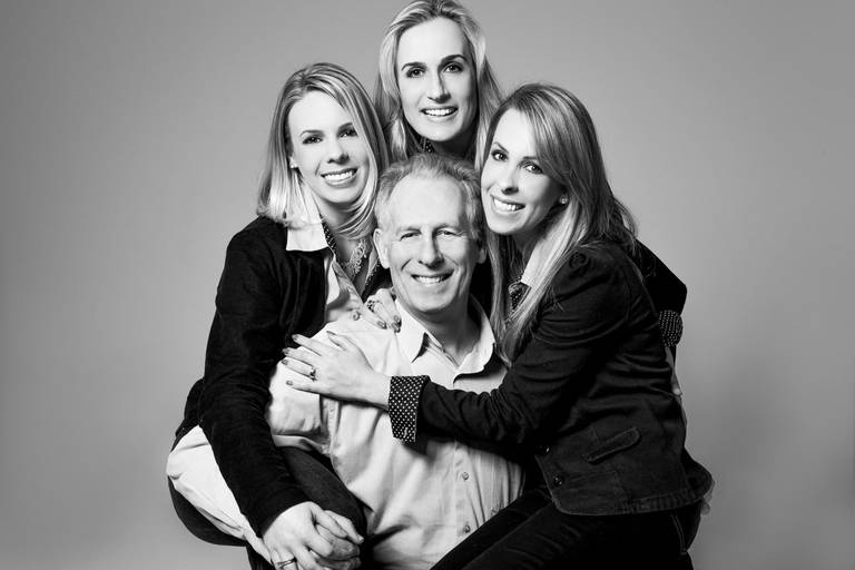 Família feliz Bergmann fotografada em estúdio pelo melhor fotógrafo de Curitiba e Campo Largo, Michel Druziki.
