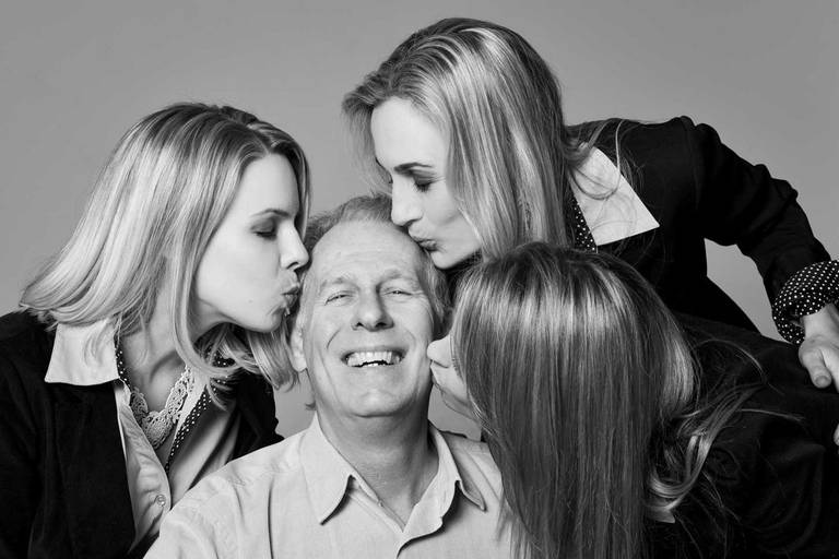 Família feliz Bergmann fotografada em estúdio pelo melhor fotógrafo de Curitiba e Campo Largo, Michel Druziki.
