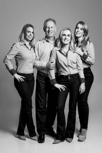 Família feliz Bergmann fotografada em estúdio pelo melhor fotógrafo de Curitiba e Campo Largo, Michel Druziki.