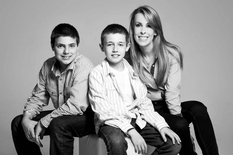 Família feliz Bergmann fotografada em estúdio pelo melhor fotógrafo de Curitiba e Campo Largo, Michel Druziki.